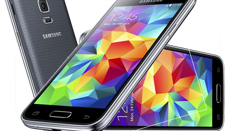 Das Galaxy S5 mini ist dem großen Vorbild sehr ähnlich.