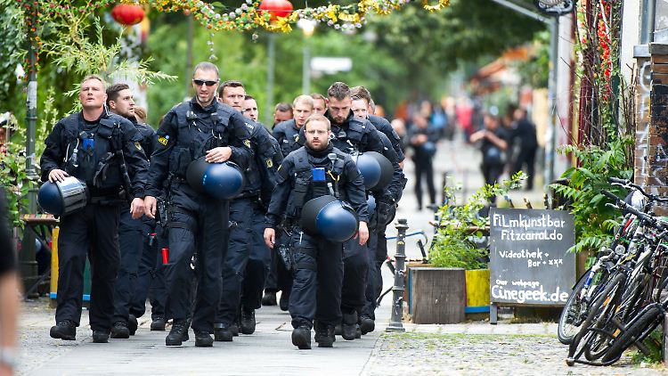 Polizisten auf dem Weg zur besetzten Gerhart-Hauptmann-Schule.