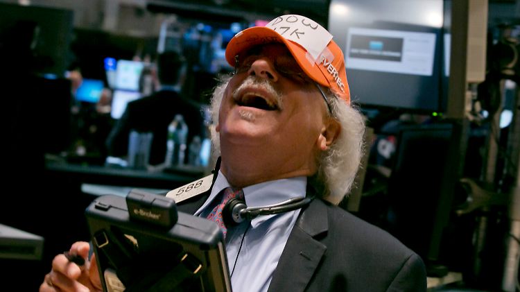 Schnell gebastelt: Nyse-Händler Peter Tuchman posiert für die Fotografen zum Scherz mit einer "Dow17K"-Kappe. Das Kürzel steht für 17.000 Punkte im Dow.