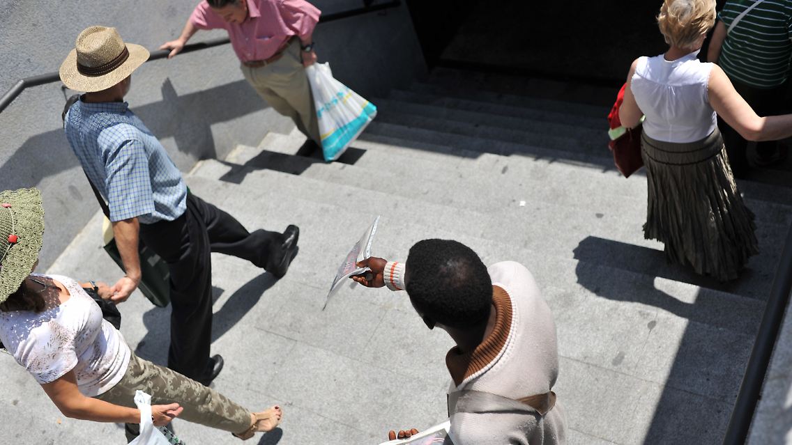 Nicht nur in Spanien ein Problem: illegale Einwanderer als Straßenverkäufer ...