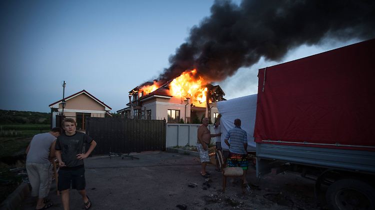 Ein bei den Kämpfen zerstörtes Haus nahe Lugansk.