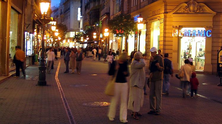 Váci utca, die Shopping-Meile im Zentrum Budapests: Die Straße mit ihren vielen Cafes, Restaurants, Boutiquen und Geschäften europäischer Handels- und Modemarken wird vor allem von Touristen frequentiert.