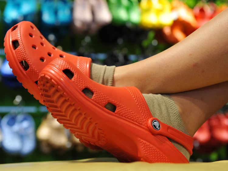 Es müssen ja nicht immer Budapester sein: Crocs sind vielerorts beliebt.