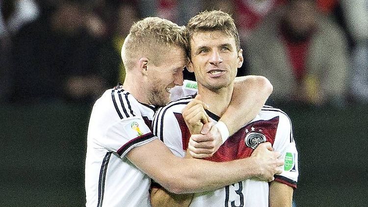 Andre Schürrle mit Bayern-Profi Thomas Müller, der bei der WM bisher viermal getroffen hat.