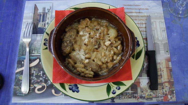 Wer Toulouse besucht, sollte unbedingt ein klassisches Cassoulet probieren.