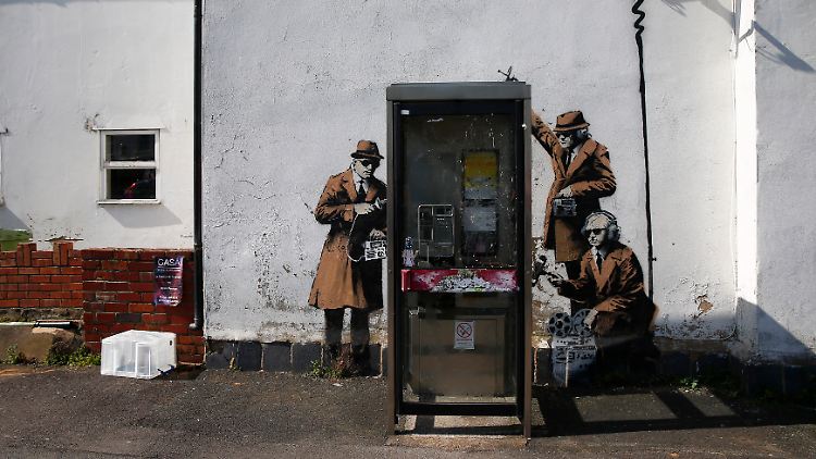 Ein Graffiti des Künstlers Banksy nahe der GCHQ-Zentrale im britischen Cheltenham sorgte unlängst für Aufruhr