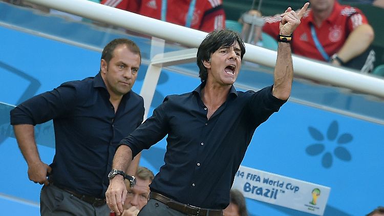Fluch, taktische Anweisung, Lob - Julia Probst kann Jogi Löw die Worte von den Lippen ablesen.