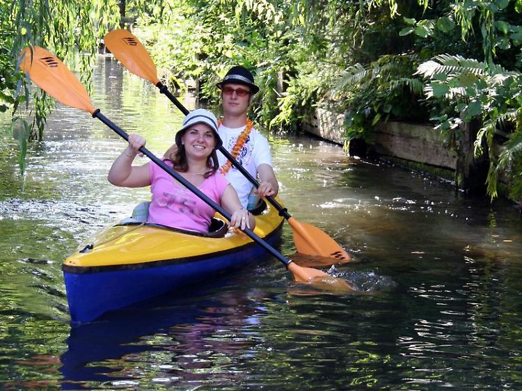 Paddeltour durch den Spreewald - über die Fließe geht es Kilometer um Kilometer per eigener Muskelkraft.