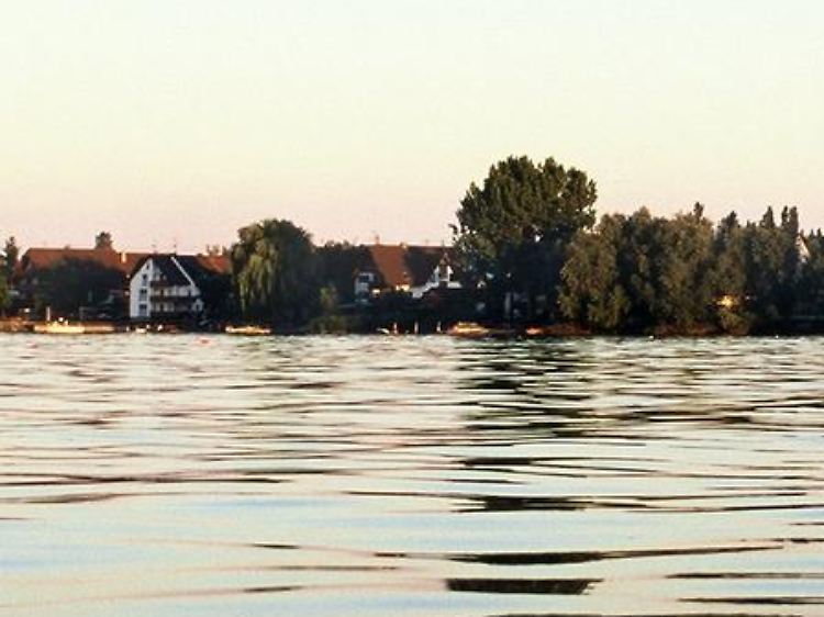Die Badeinsel: Dank der geschützten Lage ist das Wasser im Untersee etwas flacher - so fängt die Badesaison auf der Reichenau früher an und hört später auf.