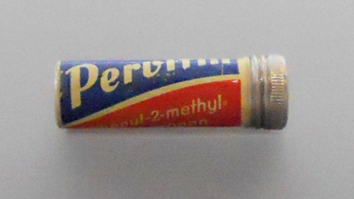 Siebzehn Jahre später kam Methamphitamin in Deutschland auf den Markt. Es war die kleinbürgergliche Antwort auf das "dekadente" Kokain der Weimarer Republik: Pervitin wurde sogar Pralinen beigemischt, die dann als "Hausfrauenschokolade" verkauft wurden.