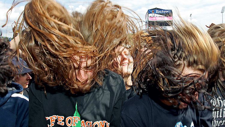 Beim Headbangen bewegen Metal-Fans ihren Kopf schnell vor- und rückwärts, seitwärts, im Kreis oder in Achterform.
