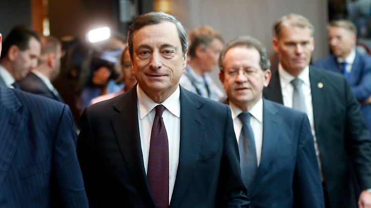 Sind die Ähnlichkeiten zum Fed-Vorgehen nur Zufall? EZB-Chef Mario Draghi auf dem Weg zur Juli-Pressekonferenz.