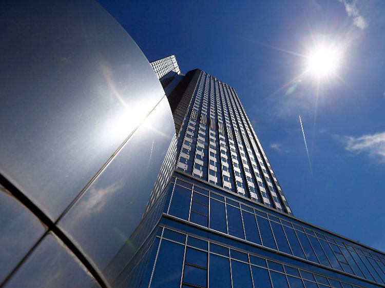 Juli-Entscheidung unverändert: Der Hauptsitz der Europäischen Zentral in Frankfurt am Main aus der Perspektive des Niedrigzinses.