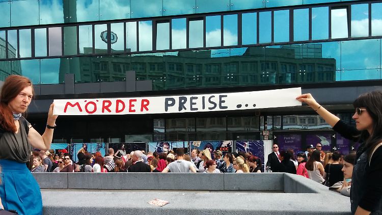Auf den Punkt gebracht: Zwei Demonstrantinnen vor der Warteschlange.