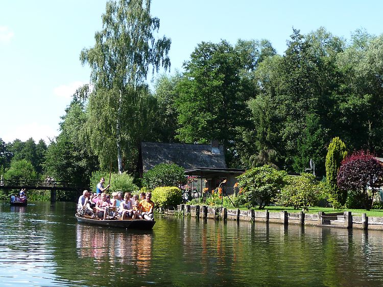 Ein "Spreewald-Gondolier" bei der Arbeit: Der Fährmann bewegt den Kahn mit manchmal mehr als 20 Passagieren mit einer langen Holzstange vorwärts.