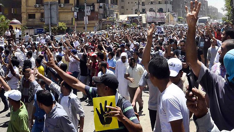 Anhänger der Muslimbrüder demonstrieren in Kairo. 