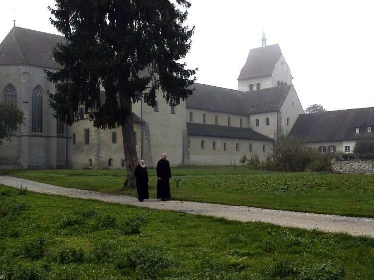 Pirmins Erben: Seit der Gründung des Klosters im Jahr 724 wandeln die Mönche über die Insel.