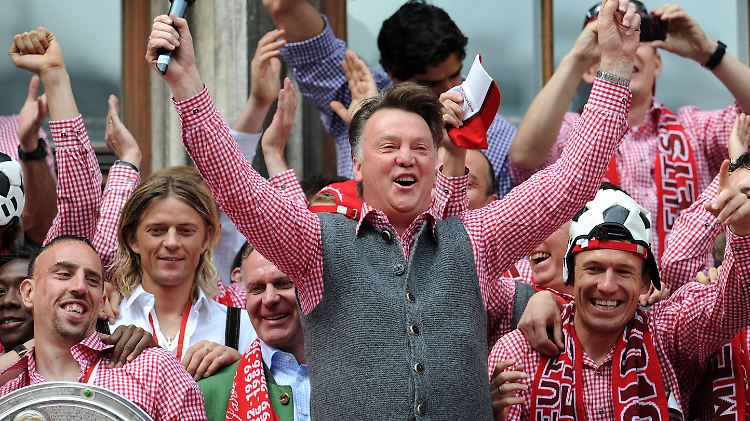 Mir san Meister: Das Feierbiest und seine Jungs jubelten am Ende der vergangenen Saison. Nun starten Louis van Gaal und der FC Bayern München ins Unternehmen Titelverteidigung.