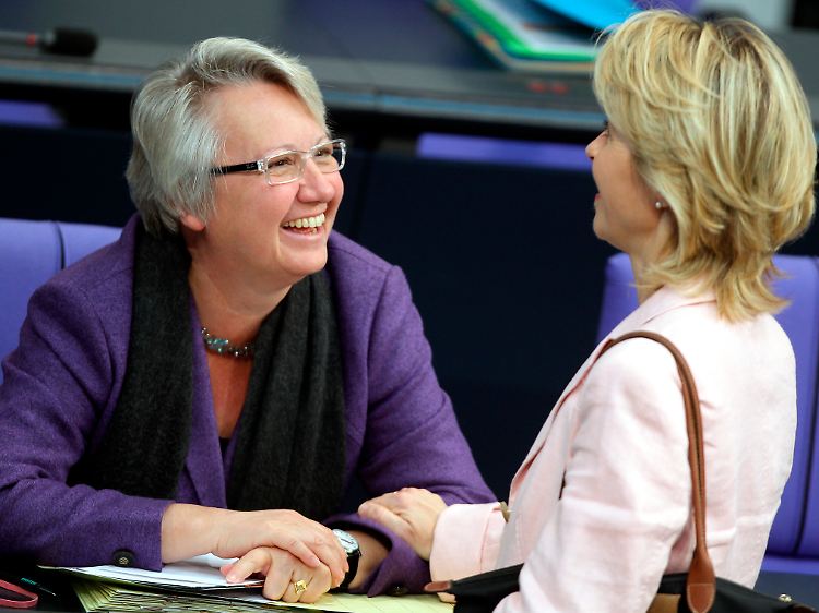 Anette Schavan stärkt ihrer Kabinettskollegin den Rücken.