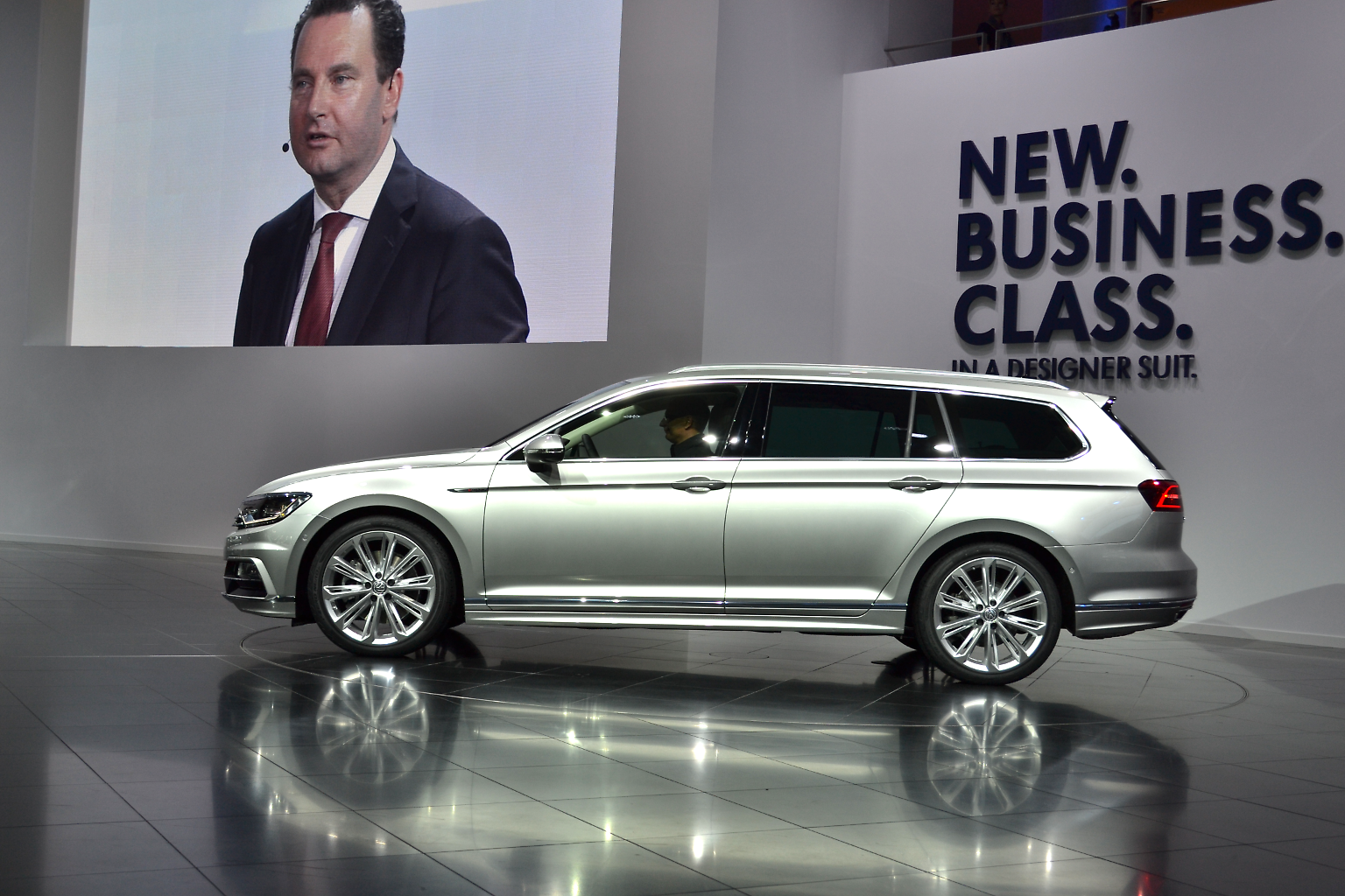 Im hauseigenen Potsdamer Designcenter präsentierte VW seinen neuen Passat. Eben jenes Modell, das sich zum Liebling der deutschen Geschäftsleute entwickelt hat und sich seit seinem Marktstart im Jahr 1973 über 22 Millionen Mal verkaufte.