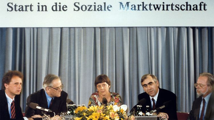 Angela Merkel am 1. Juli 1990 bei der Pressekonferenz zur Währungsunion. An ihrer Seite die Finanzminister Walter Romberg und Theo Waigel. Ganz links der erste Regierungssprecher Matthias Gehler.