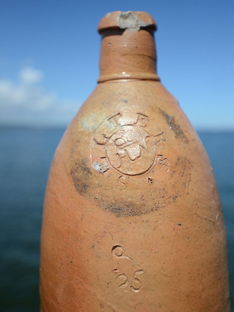 So sieht sie aus, die 200 Jahre alte Selters-Flasche vom Meeresgrund.