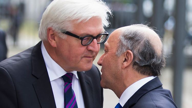 Spielt Großkreutz hinten links? Auch die Fußballfans Steinmeier (l.) und Fabius (r.) dürfte das interessieren.  