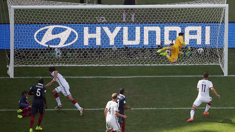 Drin! Mats Hummels dreht schon jubeln ab, während Frankreichs Keeper Hugo Lloris dem Ball noch hinterherschaut.