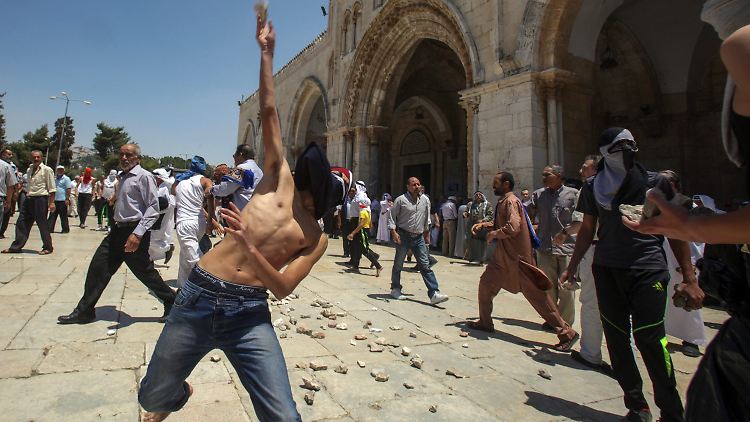 Vor der Al-Aksa-Moschee liegen die Steine bereit.