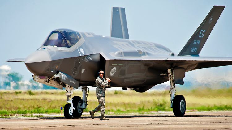 Ein Flugzeug für alle Teilstreitkräfte? Ein sogenannter Joint Strike Fighter (JSF) vom Typ F-35 "Lightning II" (Archivbild).