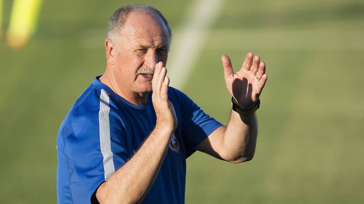 Brasiliens Felipe Scolari setzt gegen Kolumbien in der Abwehr auf die Erfahrung von Maicon.