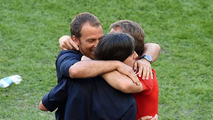 Doppelt glücklich: das deutsche Trainerteam um Joachim Löw.