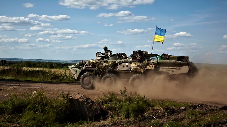 Ukraine Panzer unweit der Gebiete, die die Separatisten für sich beanspruchen.