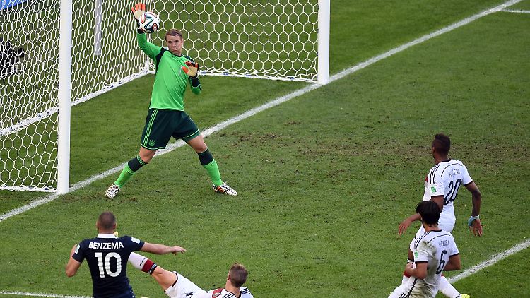 Die entscheidende Situation: Neuer hält Benzemas Schuss - in Superheldenmanier.