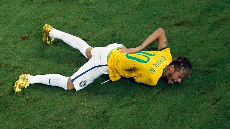 Neymar nach dem Foul, das für ihn das WM-Aus bedeutete.