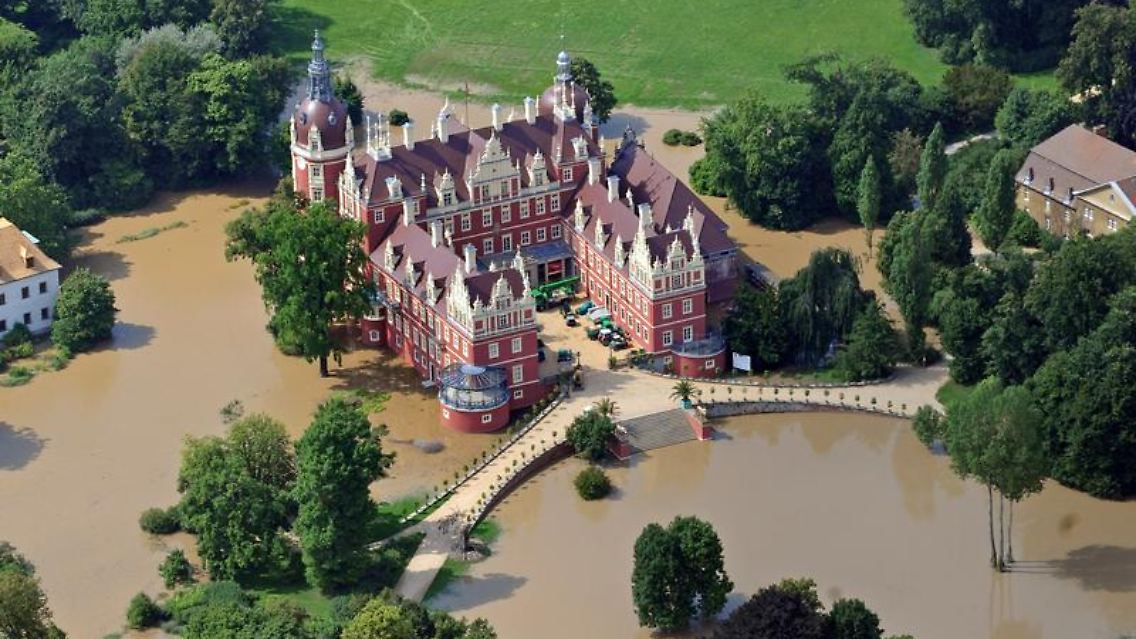 Archivbild vom überfluteten Fürst-Pückler-Park am 9. August: Jetzt ist das Schloss für Besucher wieder geöffnet.
