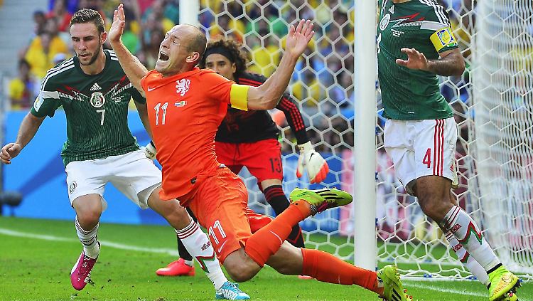 Arjen Robben fällt gerne theatralisch - vorzugsweise im Strafraum des Gegners.