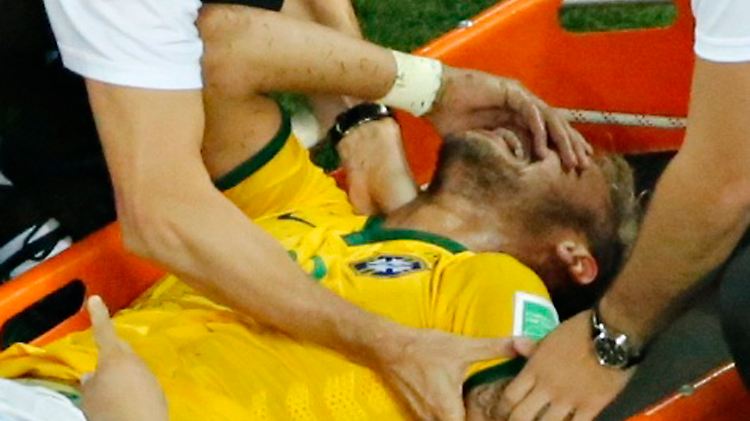 Weinend vor Schmerz muss Neymar das Spielfeld verlasssen - Brasilien steht trotz seines Ausscheidens im Halbfinale.