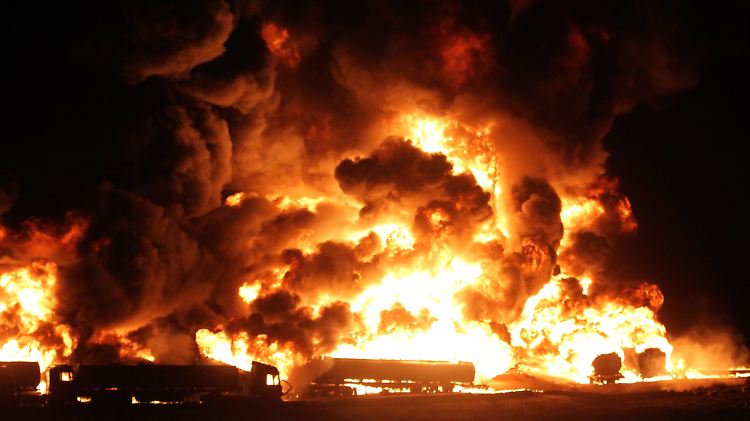 Flammen, Rauch und Chaos: Die brennenden Tanklaster bei Kabul.