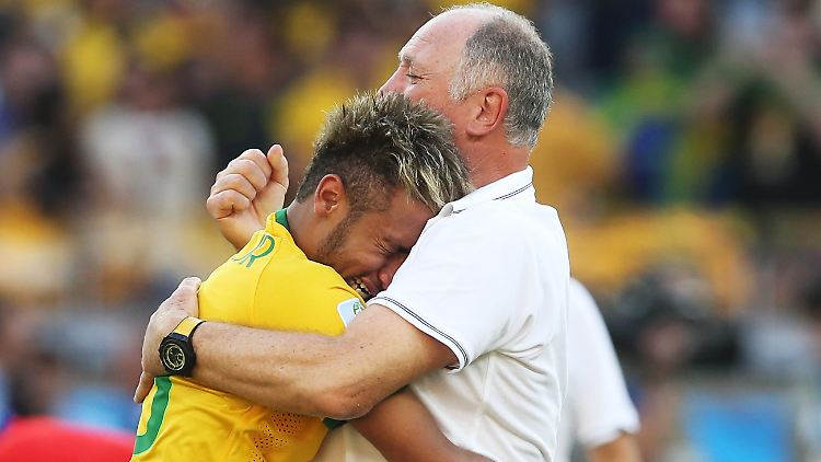 Der brasilianische Topkicker Neymar holt sich Trost bei Trainer Scolari.