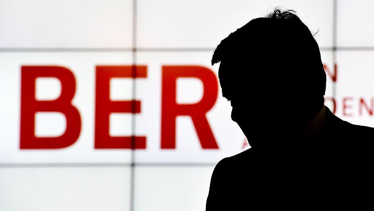 Hartmut Mehdorn im Schatten: Der BER-Ärger nimmt kein Ende. 