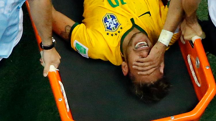 Schock für Brasilien: Neymar wird verletzt vom Platz getragen.