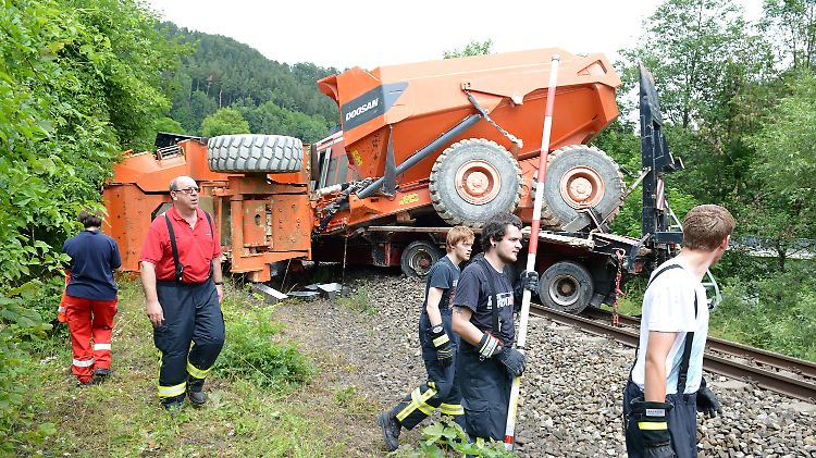 Noch das ganze Wochenende sind die Rettungskräfte mit dem Räumen der Bahnstrecke beschäftigt.