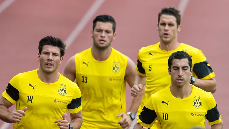 Laufen zum Einstieg: Milos Jojic, Torwart Zlatan Alomerovic, Sebastian Kehl und Henrich Mchitarjan (v.l.n.r.)