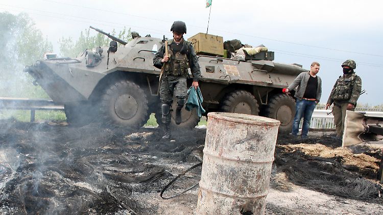 Ein ukrainischer Panzer und ein Soldat stehen in Slawjansk an einer abgebrannten Barrikade prorussischer Separatisten. Das Foto entstand im Mai dieses Jahres.  