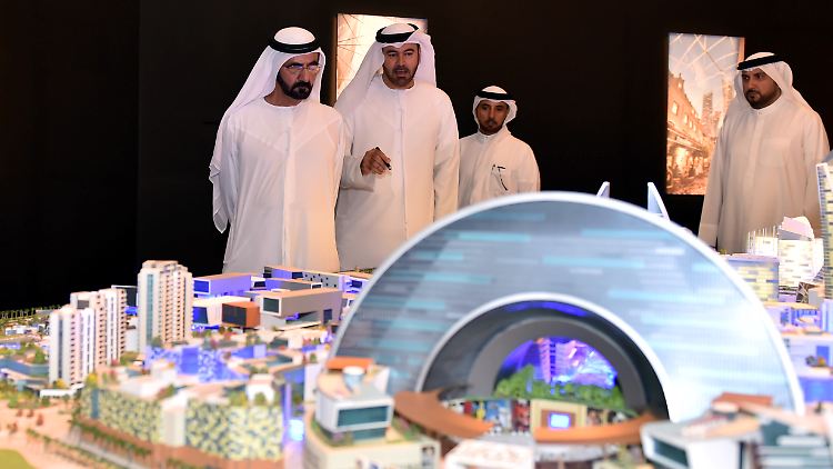 Nettes, neues Mega-Projekt: Scheich Mohammed bin Rashid Al Maktoum (l.) lässt sich das neue Einkaufszentrum von Mohammed Abdullah Al Gergawi (2. v. l.), Chef der Dubai-Holding, erklären.