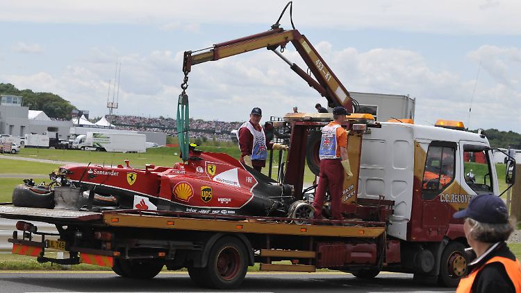 Auto kaputt, Fahrer nur leicht lädiert: Kimi Räikkönen überstand den schweren Unfall in Silverstone ohne größere Blessuren.