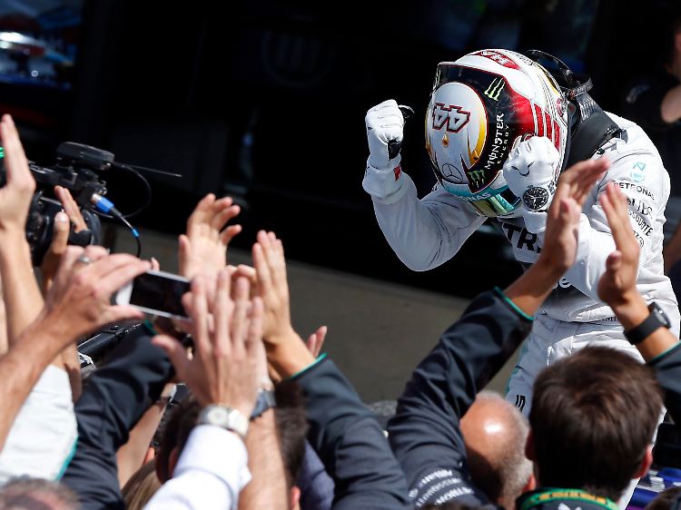 Hamilton im Glück: Der Brite profitierte beim Heimrennen vom Pech seines Teamkollegen und machte die WM wieder spannend.