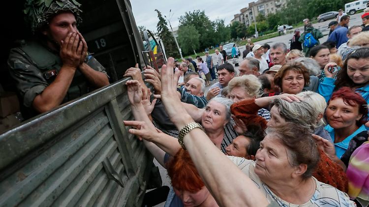 Die Bürger von Slawjansk betteln die ukrainischen Soldaten um Essen an. Die Armee ist in dieser Frage überfordert.
