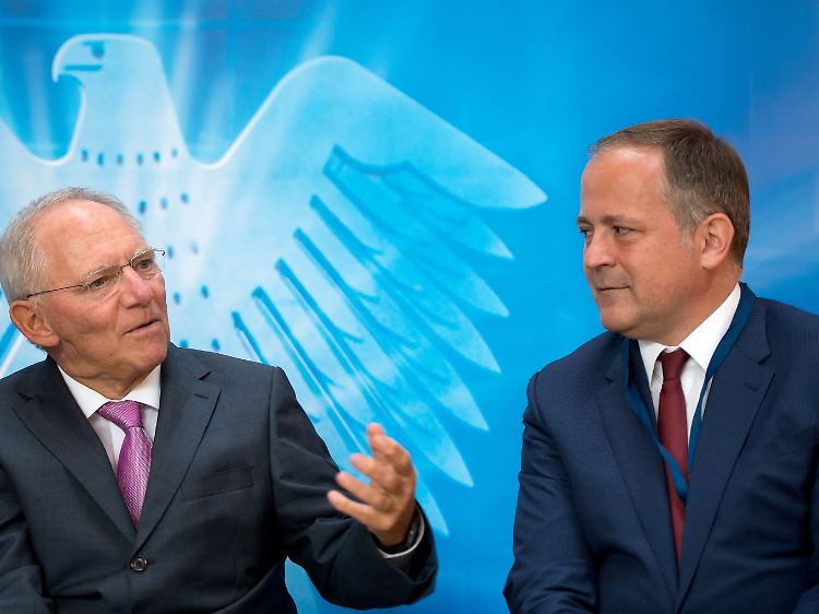 Im Gespräch mit Bundesfinanzminister Wolfgang Schäuble: Benoit Coeure (r.) hält die wirtschaftliche Lage für besorgniserregend (Archivbild).